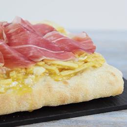 TOSTA CLÁSICA: huevos rotos, patatas paja y paletilla de jamón ibérico