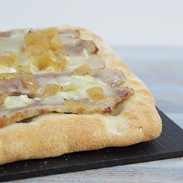TOSTA SUPREMA: secreto,queso brie y cebolla caramelizada